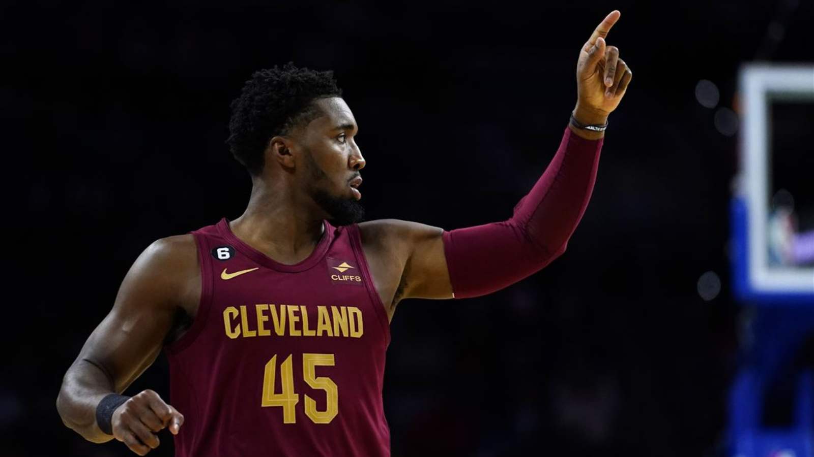 “LeBron looking old out there man” Donovan Mitchell gets all the FAN LOVE as Cavaliers record 8th victory in a row