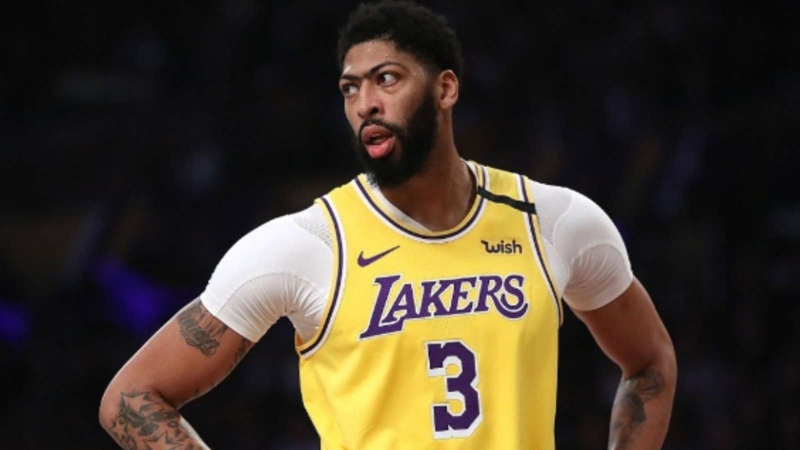 “Bro softer than icecream” NBA Twitter trolls “DAY-To-DAY” Anthony Davis for getting injured just by hanging onto the rim