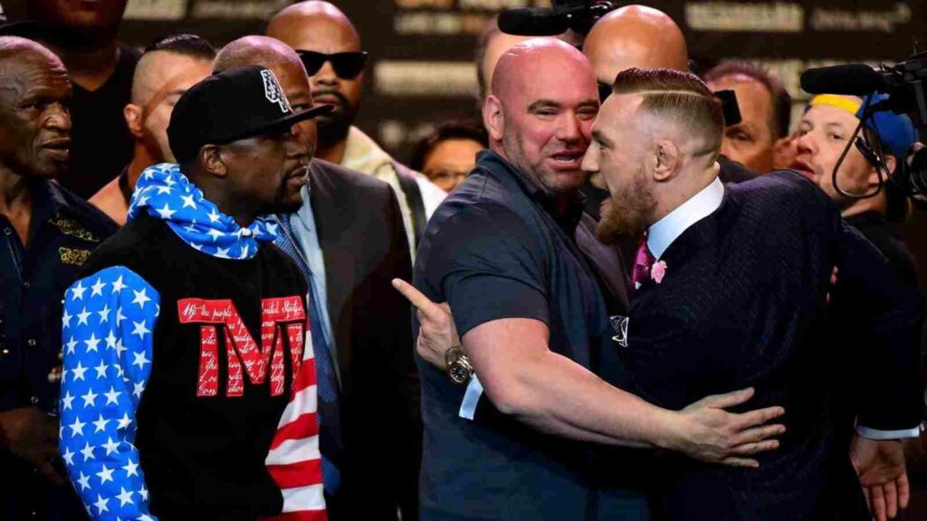 Conor McGregor (R) and Floyd Mayweather (L) separated by Dana White (C) in 2017