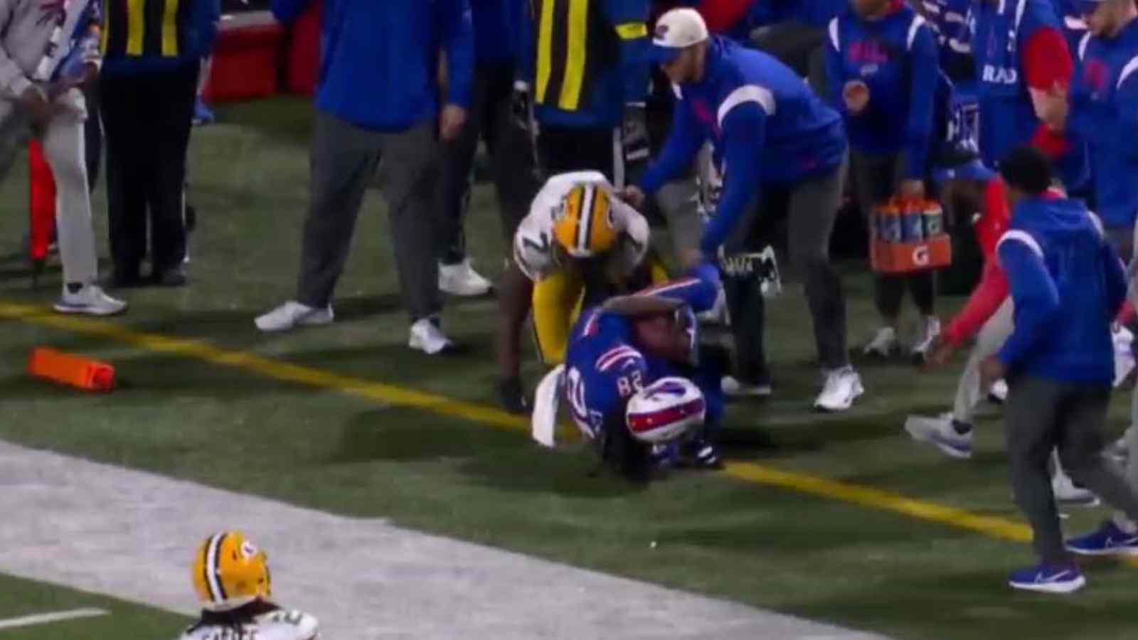 Watch: “Zero discipline” Packers LB Quay Walker removed from the game after shoving Bills coach on the sideline on SNF