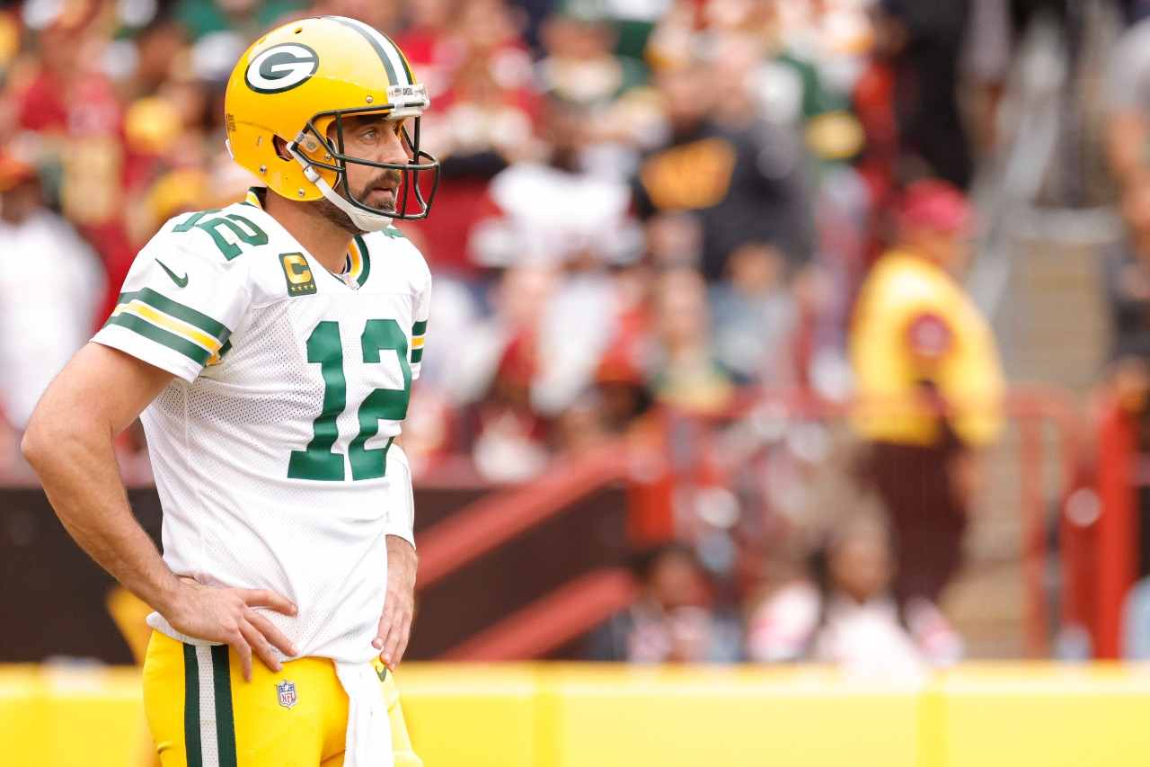 “Maybe trade Rodgers” NFL Twitter roast Aaron Rodgers as the Packers fail to pull off a trade