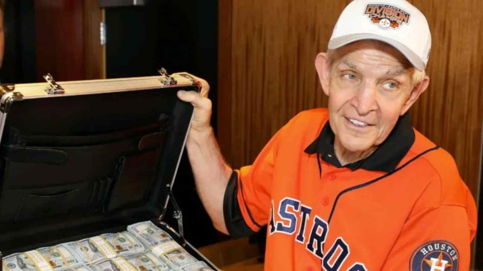 “F**k You, You A**hole”- Mattress Mack’s BERSERK exit post a 7-0 Phillies’ victory, drunk Philly fan yelled at him