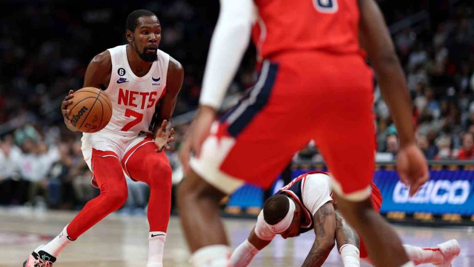 “I really thought he slipped on some sweat there” Kevin Durant delivers hilarious reaction after crossing Daniel Gafford to the floor