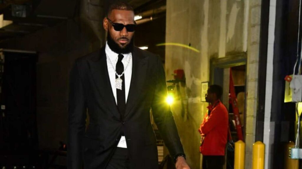 LeBron James with his Takeoff tribute outfit