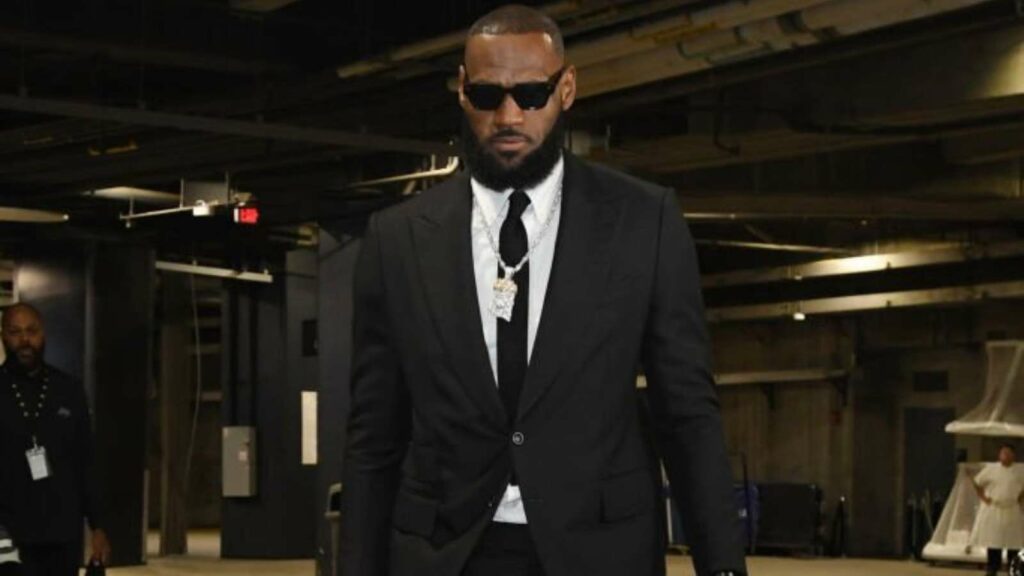 LeBron James suited up in tribute of Takeoff