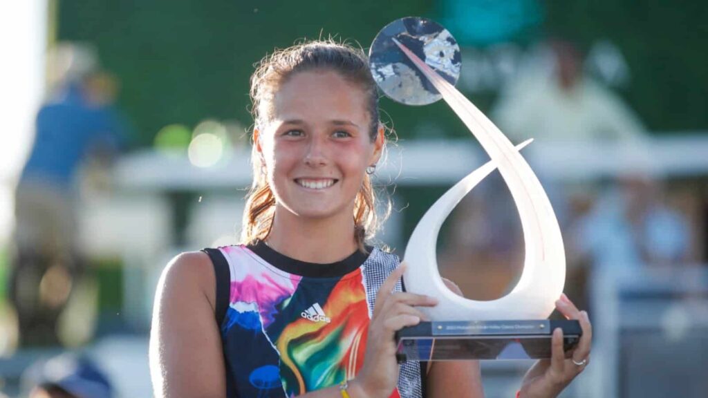 Daria Kasatkina with the 2022 San Jose Open trophy