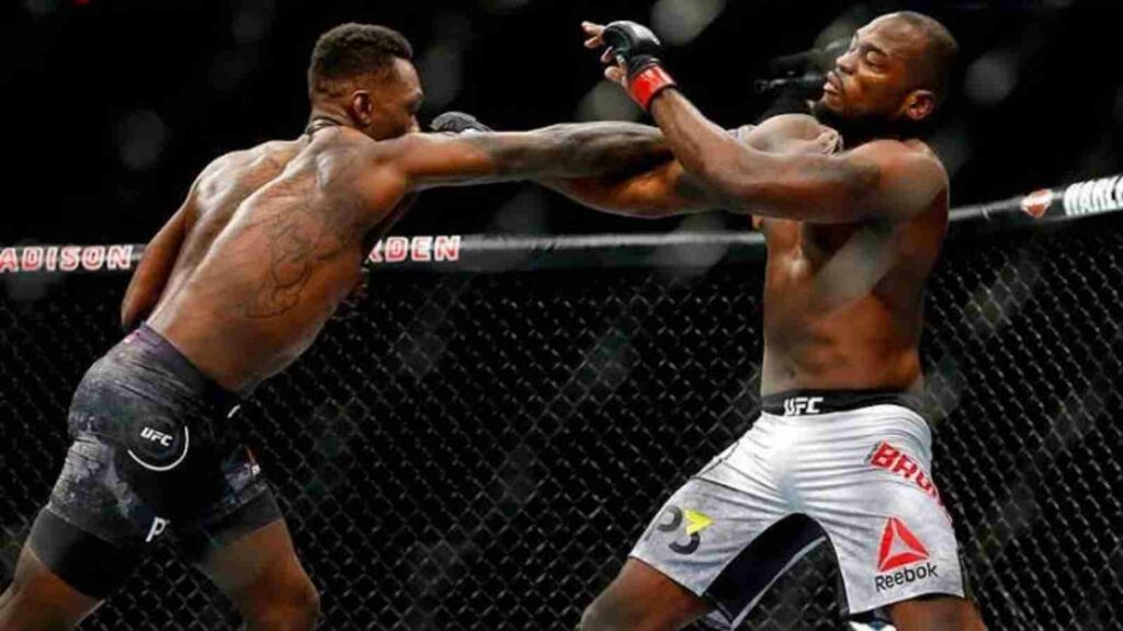 Israel Adesanya(L), Derek Brunson (R)