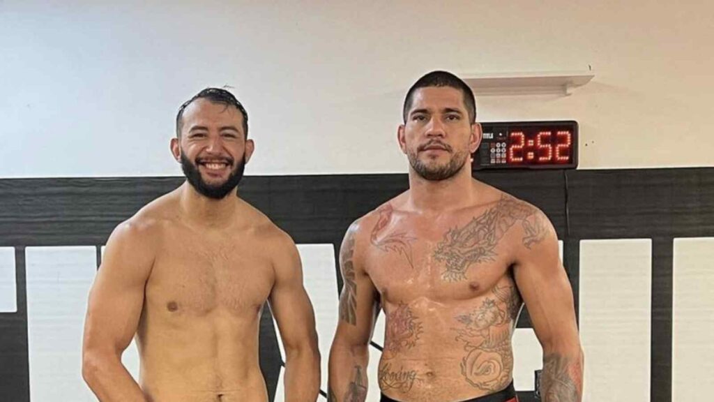 Alex Pereira (R) with Dominick Reyes (L)