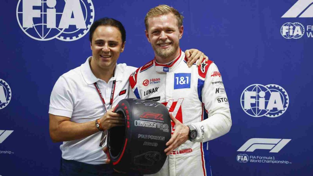 Kevin Magnussen receives the pole position award for the 2022 São Paulo Grand Prix from Felipe Massa (IMAGO / Motorsport Images)