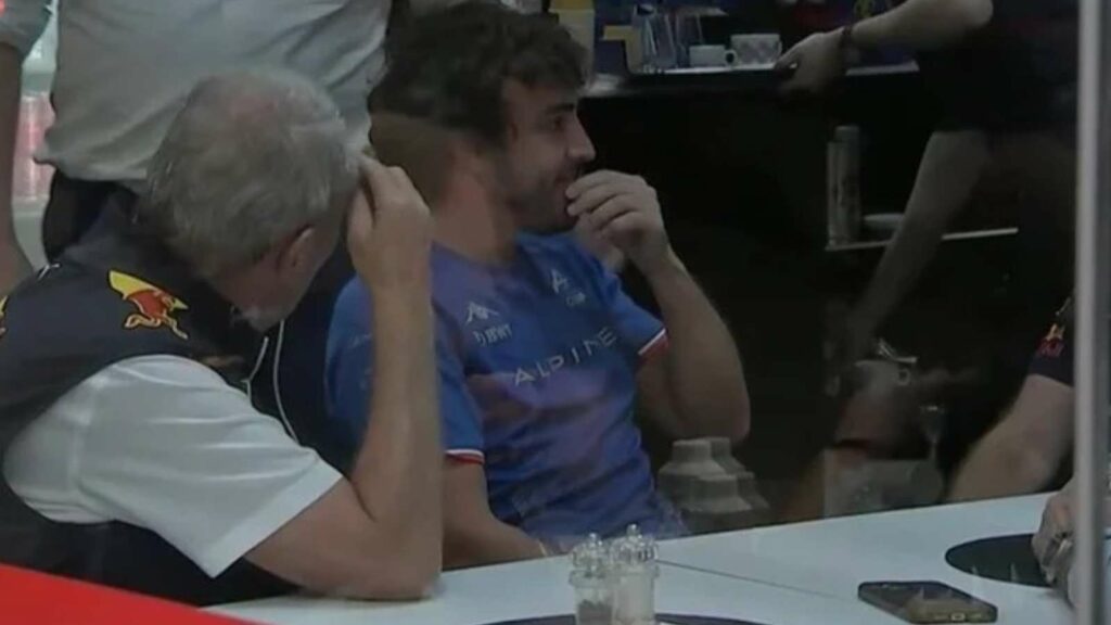 Fernando Alonso was spotted having a chat with Christian Horner and Helmut Marko during the Brazilian Grand Prix weekend