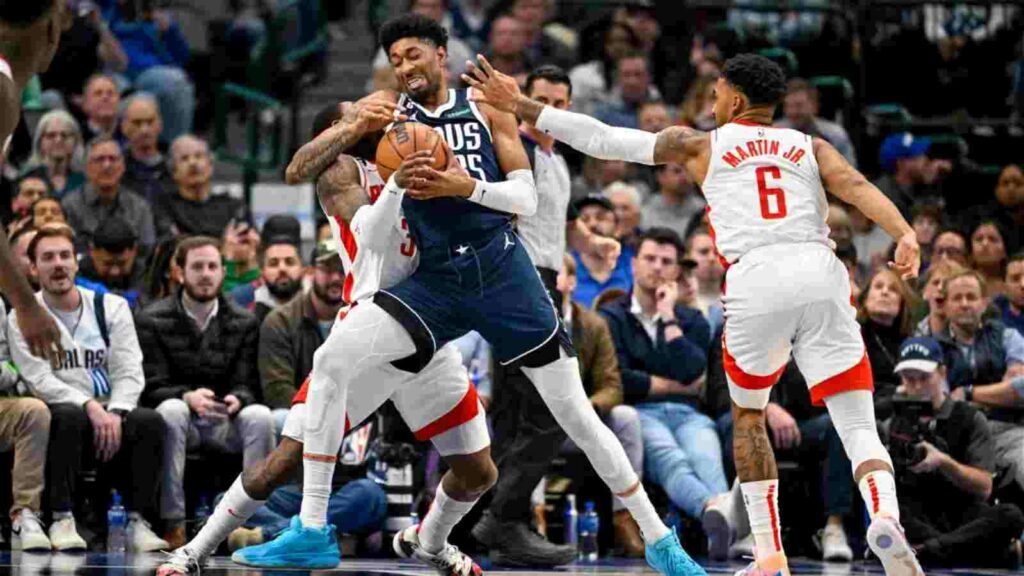 Christian Wood guarded by two Rockets' players