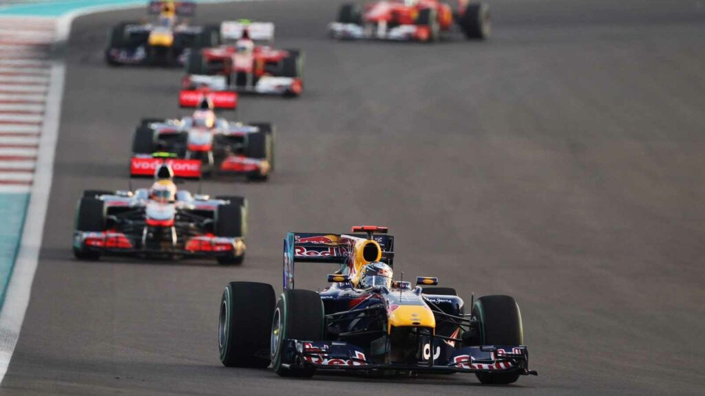 Sebastian Vettel leading Lewis Hamilton, Jenson Button, Mark Webber, Fernando Alonso and Felipe Massa during the 2010 Abu Dhabi Grand Prix (IMAGO / ZUMA Press)