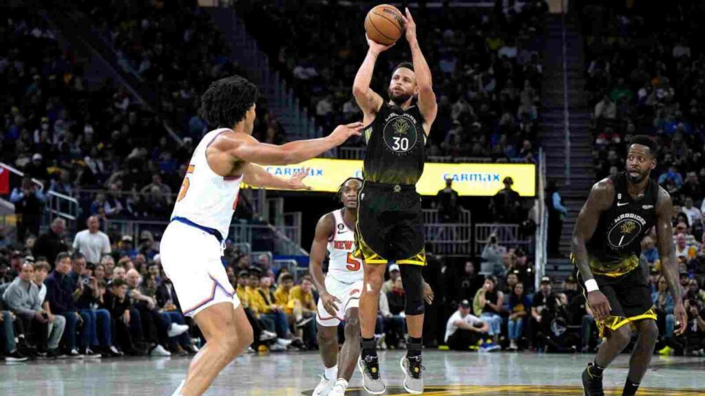 Stephen Curry shoots over Knicks player