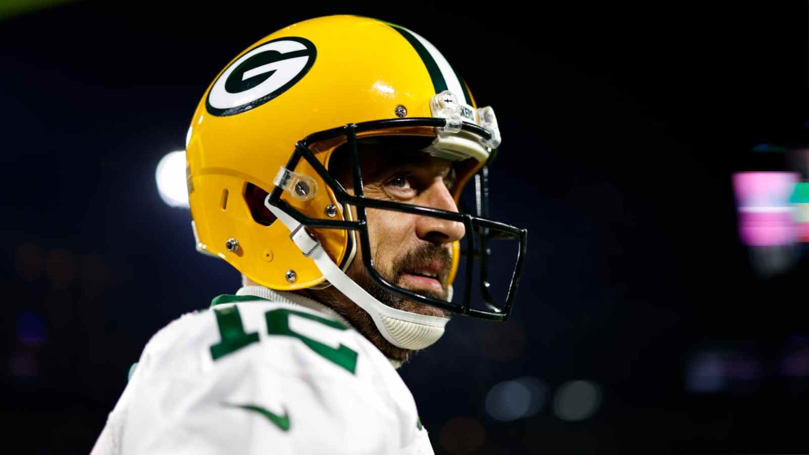 “Trying to make an excuse on why he sucks,” NFL Twitter ATTACKS Aaron Rodgers despite him playing for the Packers with a ‘scary’ thumb injury