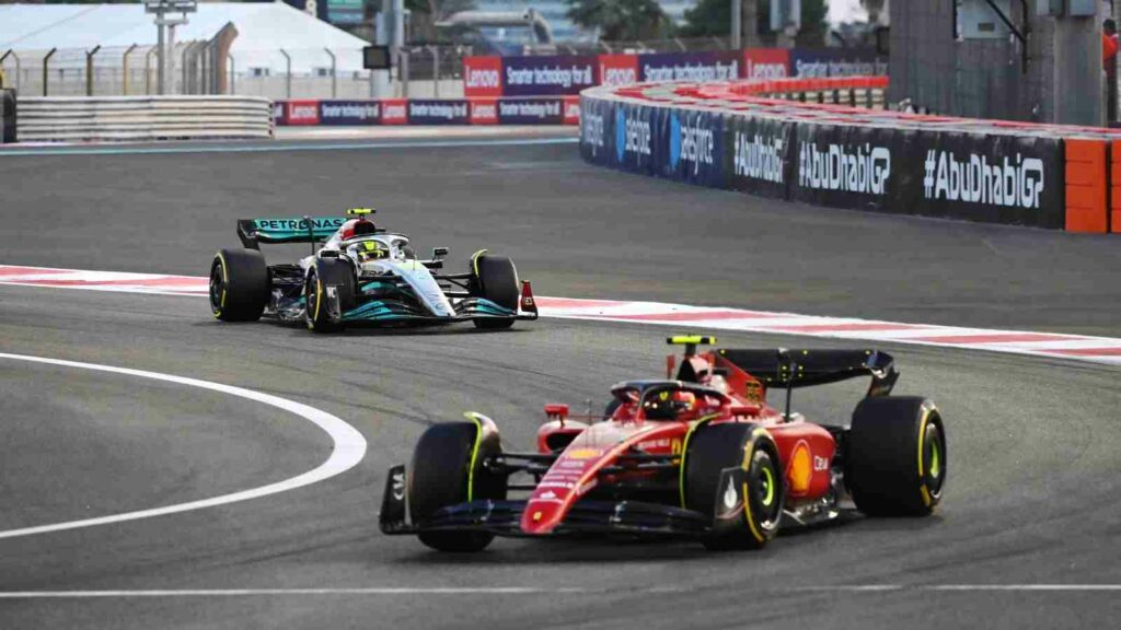 Carlos Sainz leads Lewis Hamilton during the Abu Dhabi Grand Prix (IMAGO / Motorsport Images)