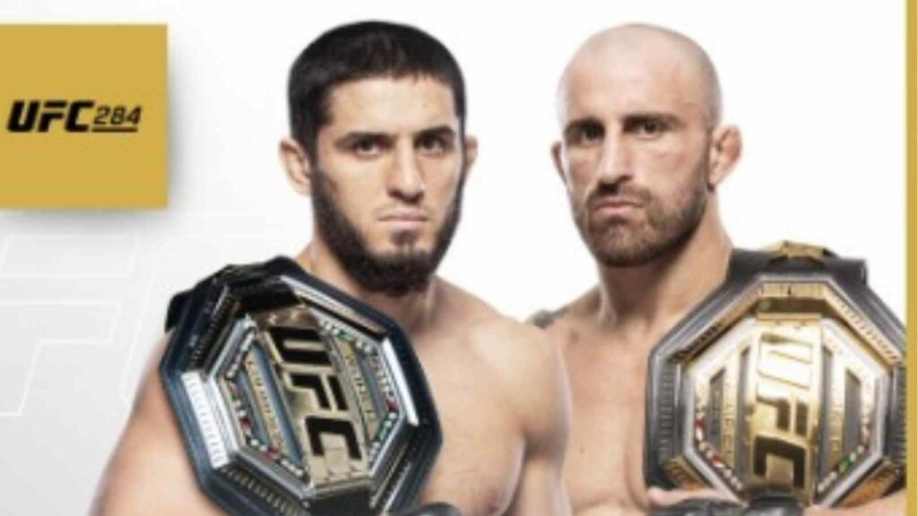 Islam Makhachev (L) and Alexander Volkanovski fight for the lightweight belt at UFC 284