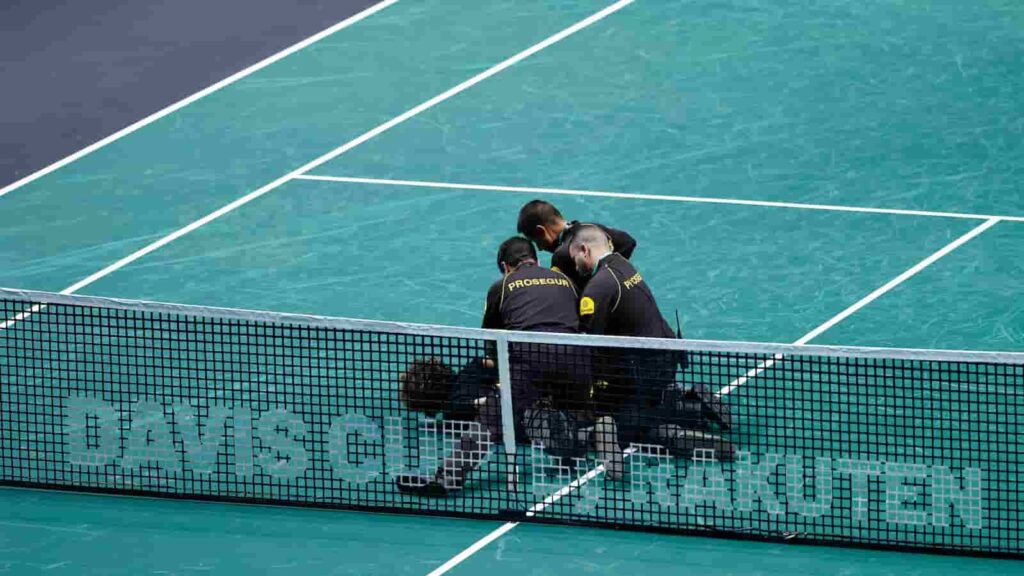 Security grabs the protestor at the Davis Cup Finals 2022 - IMAGO / ZUMA Wire