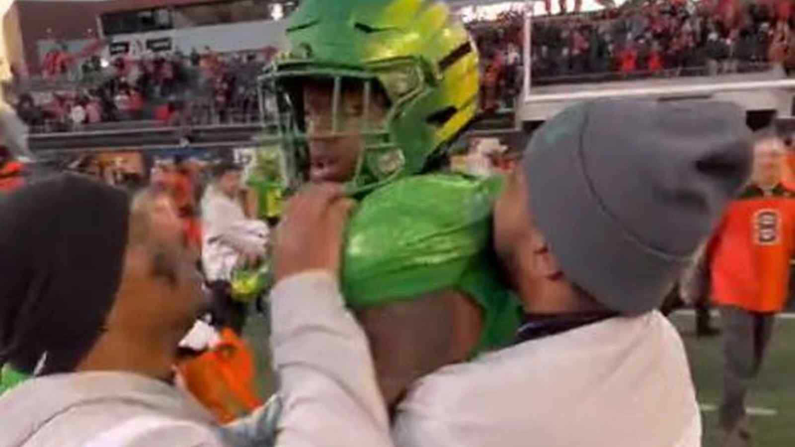 Watch: “The only thing he did throughout the game,” NFL Twitter savagely hits back at Oregon’s DJ Johnson after the LB purposely punched a fan after loss