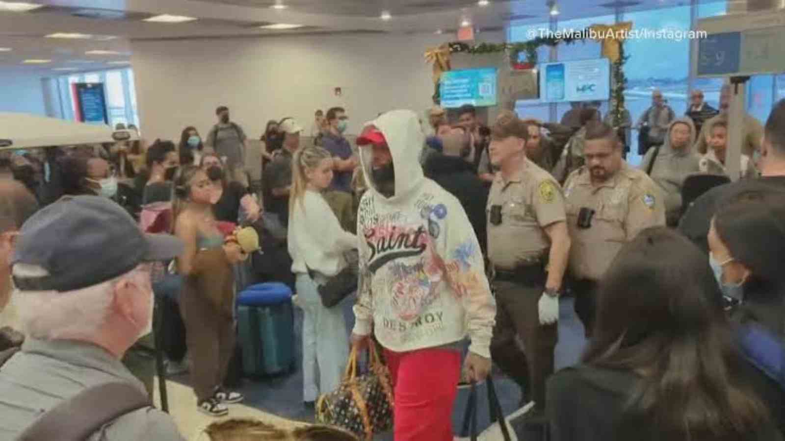 WATCH – “I’ve seen it all,” Odell Beckham Jr ruthlessly kicked off Miami flight after argument with flight attendants