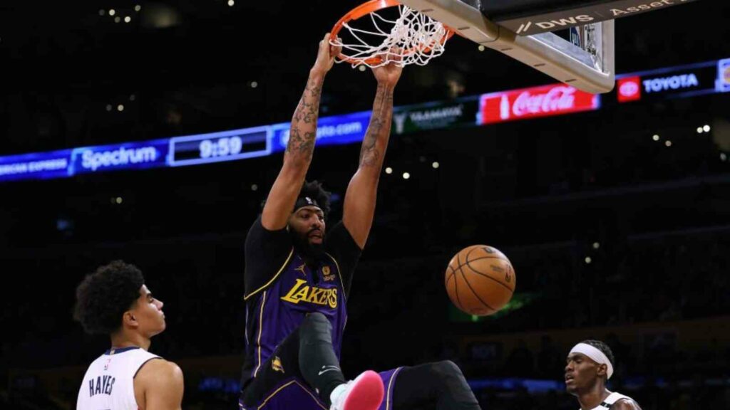 Anthony Davis dunks the ball