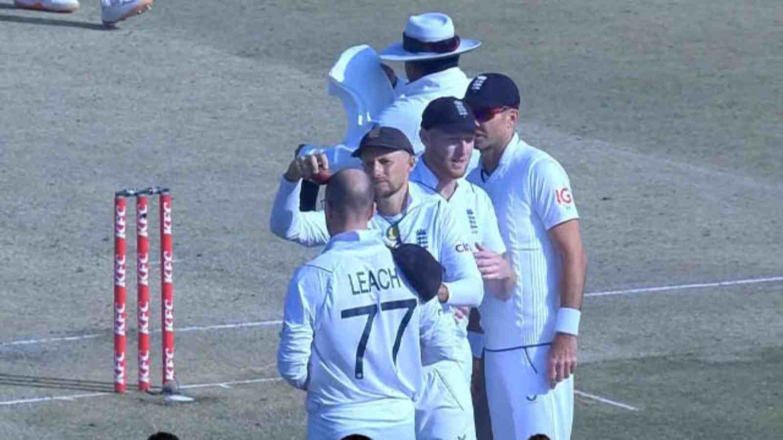 WATCH: Joe Root uses sweat of Jack Leach’s bald head to shine ball during Day 3 vs Pakistan