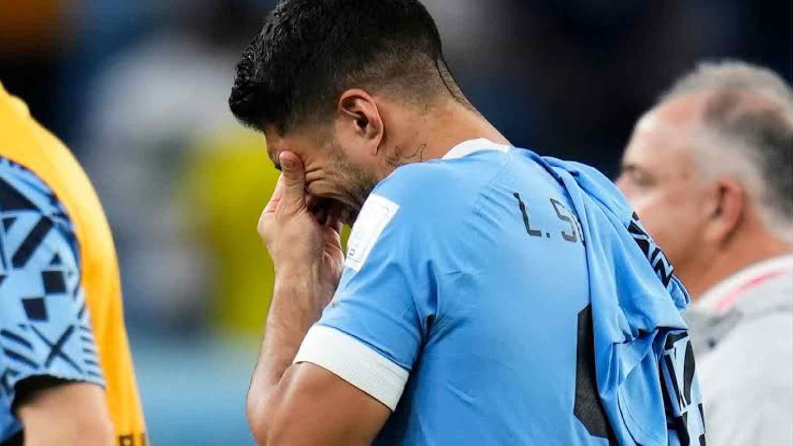 Watch: “It should have been the referee standing there”- Fans react to Edinson Cavani knocking out the VAR screen following Uruguay’s 2022 FIFA World Cup exit