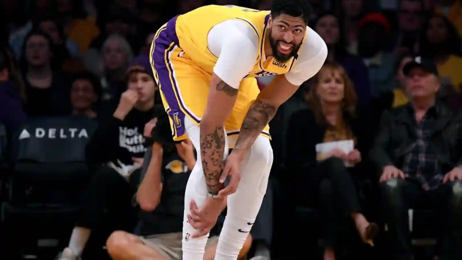 “Street clothes again” – DISAPPOINTED Lakers fans slam Anthony Davis for another injury leaving him out for at least a month