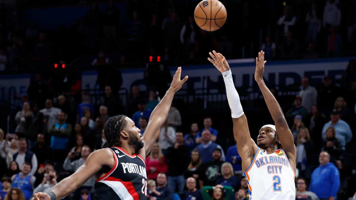 “This man is incredible” – Fans in awe as Shai Gilgeous-Alexander ruins a historical night for Damian Lillard with his buzzer beater