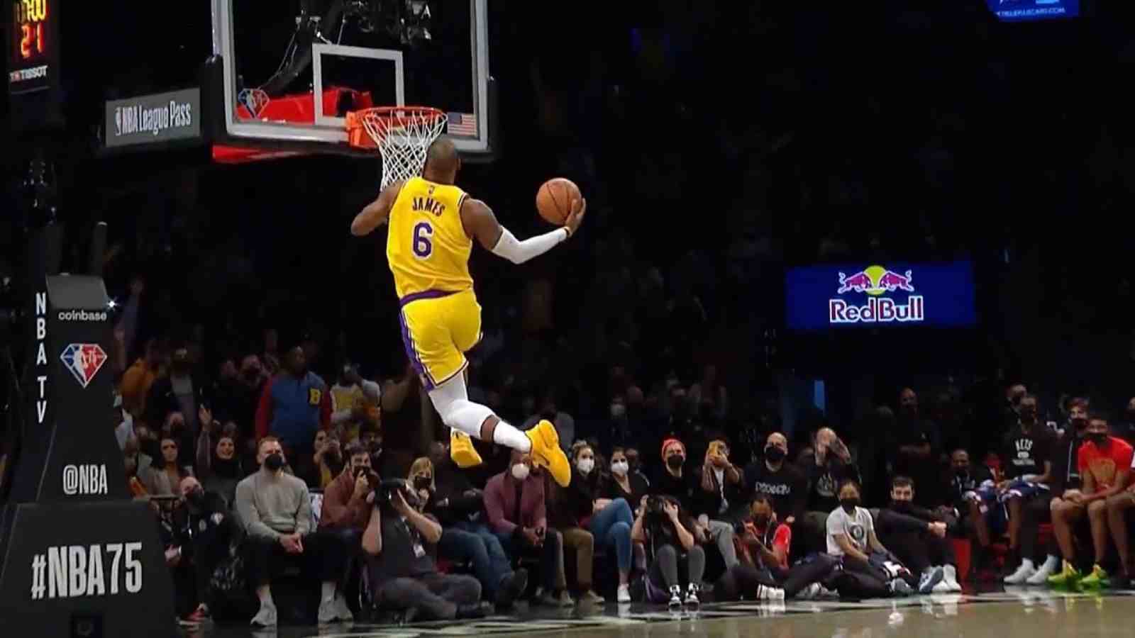 “He’s 37 playing like 27” – Fans in awe as LeBron James throws down a massive dunk against Sacramento Kings