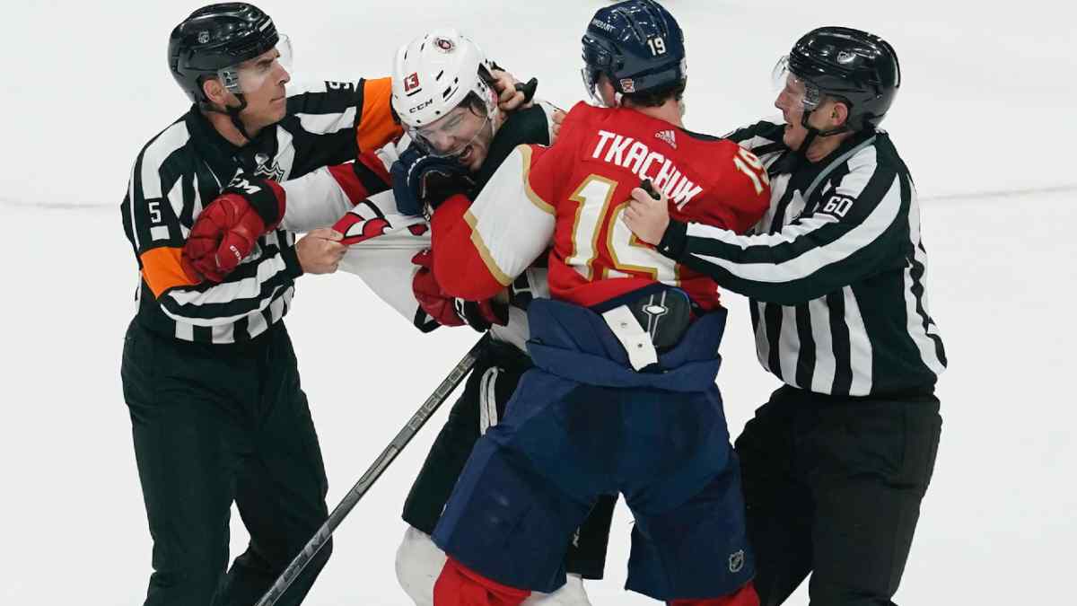 <strong></noscript>Matthew Tkachuk relentlessly pursues REVENGE against Nico Hischier in heated scrum between Panthers vs Devils game</strong>